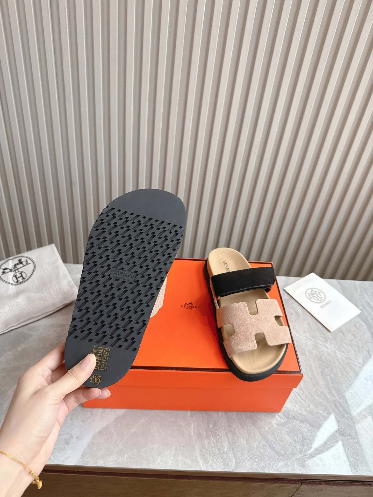 p480🐮🐮Couple model (top version) H family 2024 spring and summer new style HERMES Hermes' recently popular couple model pig nose angle sandals and slippers, paired with various colorful socks, popular. Upper: imported original deerskin (the genuine leather edging is not ordinary super migration). Lining: imported genuine leather. Outsole: Tpu non-slip and wear-resistant outsole. Size: Female 35-42 (40/42 non-returnable and non-exchangeable) Male size: 39-45 (45 non-refundable and non-exchangeable)